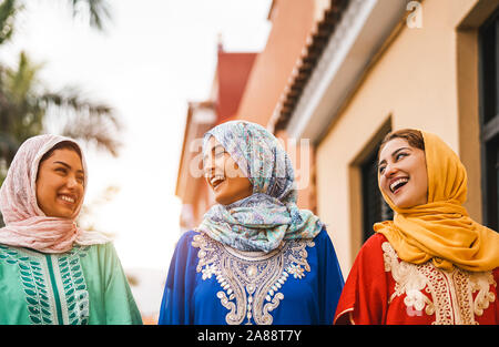 Heureux les femmes musulmanes de marcher dans le centre-ville - Arabian jeunes filles s'amusant de passer du temps et rire ensemble piscine Banque D'Images