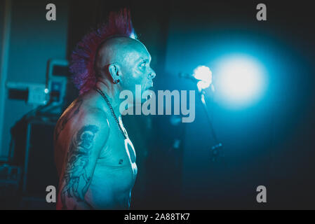 SPAZIO POLIVALENTE, Caramagna Piemonte, ITALIE - 2019/11/06 : La chanteuse de rock punk écossais Walter' 'Wattie Buchan, leader de la "bande", spectacle sur scène Banque D'Images