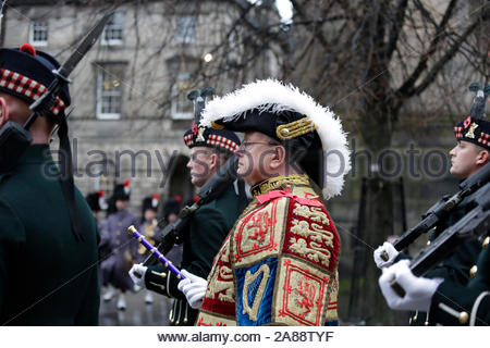 Edinburgh, Ecosse, Royaume-Uni. 7Th Nov 2019. Le Régiment royal de l'Ecosse au Mercat Cross sur le Royal Mile comme une garde d'honneur pour la lecture de la Proclamation royale par Lord Lyon, roi d'armes que le Parlement est dissous pour une élection générale. Ancienne cérémonie. Credit : Craig Brown/Alamy Live News Banque D'Images