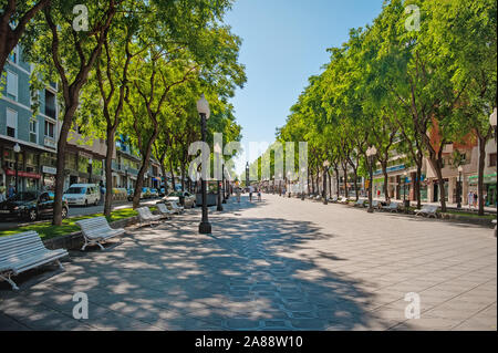 Tarragone, Spain-August 9, 2013 : Rambla Nova est la rue principale de Tarragone, en Catalogne, sur une journée ensoleillée. Banque D'Images