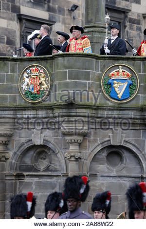 Edinburgh, Ecosse, Royaume-Uni. 7Th Nov 2019. Le Lord Lyon, roi d'armes au Mercat Cross sur le Royal Mile donnant une proclamation royale que le Parlement est dissous pour une élection générale. Ancienne cérémonie. Credit : Craig Brown/Alamy Live News Banque D'Images