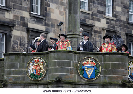 Edinburgh, Ecosse, Royaume-Uni. 7Th Nov 2019. Le Lord Lyon, roi d'armes au Mercat Cross sur le Royal Mile donnant une proclamation royale que le Parlement est dissous pour une élection générale. Ancienne cérémonie. Credit : Craig Brown/Alamy Live News Banque D'Images