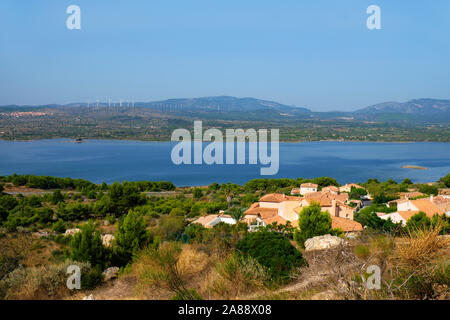 Une vue sur l'étang de Leucate lagoon, vu depuis le château de Leucate château, à Leucate, France Banque D'Images