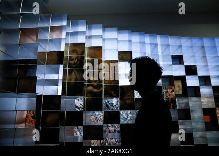 (191107) -- Londres, 7 novembre 2019 (Xinhua) -- Un visiteur admire expose à un aperçu de la presse d'une exposition en commémoration de Leonardo da Vinci à la National Gallery de Londres, la Grande-Bretagne, le 5 novembre 2019. La Galerie nationale tiendra une exposition nommée 'Leonardo : l'expérience d'un chef-d' pour marquer le 500e anniversaire de la mort de Léonard de Vinci. L'exposition sera présentée du 9 novembre 2019 au 12 janvier 2020. (Xinhua/Han Yan) Banque D'Images