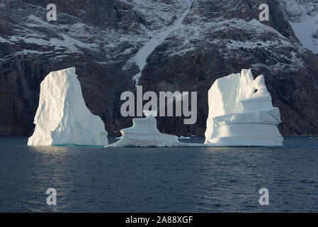 Herbst im Øfjord, Scoresby Sund, Kangertittititaq, Grönland, Dänemark.Icebergs flottants dans le fjord, en automne, à Kangertittitaq, est du Groenland Banque D'Images