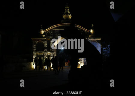 Le 7 novembre 2019, Bhaktapur, Népal : les gens marchent à l'intérieur de Bhaktapur Durbar Square lors d'une soirée à Bhaktapur, Népal le Jeudi, Novembre 07, 2019. (Crédit Image : © Gautam Skanda/Zuma sur le fil) Banque D'Images