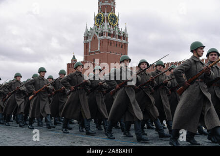 (191107) -- MOSCOU, 7 novembre 2019 (Xinhua) -- des soldats russes dans la deuxième guerre mondiale, des uniformes de l'époque de participer à une parade sur la Place Rouge à Moscou, Russie, le 7 novembre 2019, pour marquer le 78e anniversaire de la légendaire parade militaire en 1941. Le 7 novembre 1941 défilé a eu lieu après que la Russie s'est joint à la Seconde Guerre mondiale et visant à rehausser le moral en tant que forces allemandes nazies s'approcha de Moscou. Les troupes participant à la parade dirigé directement vers la ligne de front à l'extérieur de Moscou après la parade. (Xinhua/Evgeny Sinitsyn) Banque D'Images