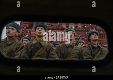 (191107) -- MOSCOU, 7 novembre 2019 (Xinhua) -- des soldats russes dans la deuxième guerre mondiale, des uniformes de l'époque de participer à une parade sur la Place Rouge à Moscou, Russie, le 7 novembre 2019, pour marquer le 78e anniversaire de la légendaire parade militaire en 1941. Le 7 novembre 1941 défilé a eu lieu après que la Russie s'est joint à la Seconde Guerre mondiale et visant à rehausser le moral en tant que forces allemandes nazies s'approcha de Moscou. Les troupes participant à la parade dirigé directement vers la ligne de front à l'extérieur de Moscou après la parade. (Xinhua/Evgeny Sinitsyn) Banque D'Images