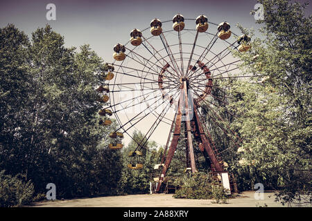 La grande roue de Pripyat, Ukraine. Catastrophe nucléaire de Tchernobyl, l'été. Banque D'Images