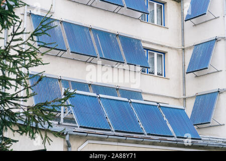 Sibiu, Roumanie - 3 Nov, 2019 : tube de verre solaire de l'eau chaude tableau de bord sur un toit à Sibiu, Roumanie. Banque D'Images