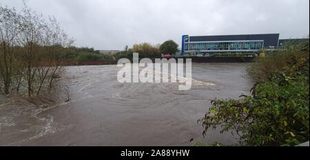 Sheffield, UK - 7 novembre 2019 : inondations de Sheffield et la rivière Don brise banques après de fortes pluies dans le sud du Yorkshire, UK. Banque D'Images