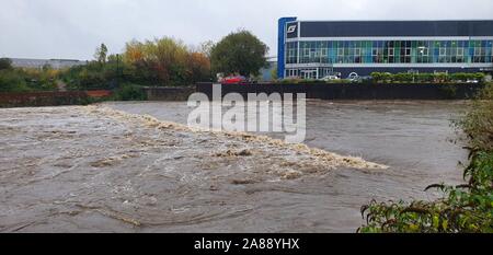 Sheffield, UK - 7 novembre 2019 : inondations de Sheffield et la rivière Don brise banques après de fortes pluies dans le sud du Yorkshire, UK. Banque D'Images