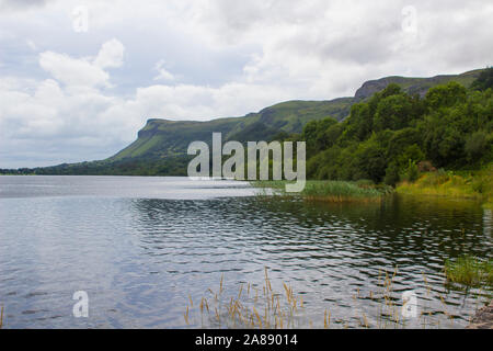 23 août 2019 un avis de Glencar Lake dans le comté de Sligo Irlande un jour nuageux. Ce lac d'eau douce est une attraction touristique populaire et dispose d'un syndicat Banque D'Images