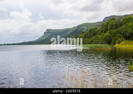 23 août 2019 un avis de Glencar Lake dans le comté de Sligo Irlande un jour nuageux. Ce lac d'eau douce est une attraction touristique populaire et dispose d'un syndicat Banque D'Images