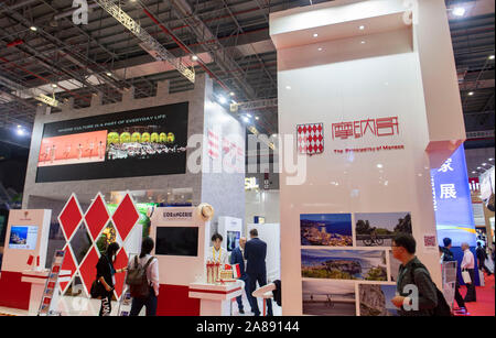 Shanghai, Chine. Nov 7, 2019. Personnes visitent le pavillon Monaco pendant la deuxième Chine Importation International Expo (CIEE) à Shanghai, la Chine orientale, le 7 novembre 2019. Credit : Purbu Zhaxi/Xinhua/Alamy Live News Banque D'Images