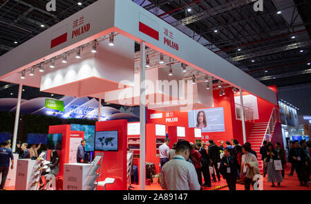 Shanghai, Chine. Nov 7, 2019. Personnes visitent le pavillon de la Pologne lors de la seconde internationale Chine Expo d'importation (CIEE) à Shanghai, la Chine orientale, le 7 novembre 2019. Credit : Purbu Zhaxi/Xinhua/Alamy Live News Banque D'Images