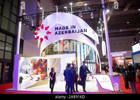 Shanghai, Chine. Nov 7, 2019. Personnes visitent le pavillon de l'Azerbaïdjan au cours de la deuxième internationale Chine Expo d'importation (CIEE) à Shanghai, la Chine orientale, le 7 novembre 2019. Credit : Purbu Zhaxi/Xinhua/Alamy Live News Banque D'Images