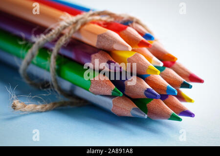 Pile de crayons de couleur vive sur la table. Banque D'Images