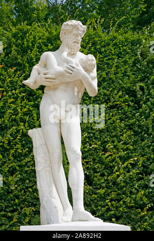 PARIS, FRANCE, LE 13 JUIN 2019 : La statue de Bacchus et les jeunes Silenes jardin de Versailles. Banque D'Images