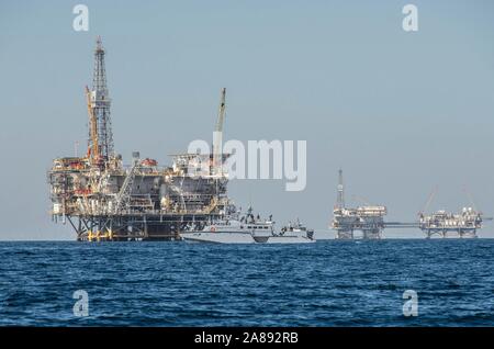 U.S. Navy SEALs avec Escadron fluviales côtières 3 effectuer un exercice de protection de l'infrastructure maritime avec une plate-forme pétrolière dans l'océan Pacifique le 30 octobre 2019 au large des côtes de Long Beach, en Californie. Banque D'Images