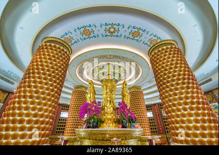 Khlong Sam Wa, Bangkok, Thaïlande - 27 octobre 2019 : Fo Guang Shan Temple Thaihua - La Guanyin statue est à l'intérieur de la grande statue de Guanyin. Banque D'Images