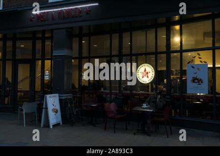 Allumé Pret et café signe alimentaire soirée à PRET A Manger Market Street Cambridge city 2019 Banque D'Images