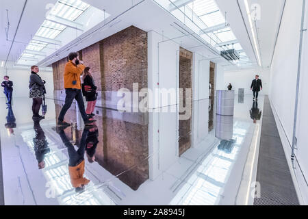 Londres, Royaume-Uni. 7 novembre, 2019. La pluie acide -Patrick personnel, sur Vénus dans les espaces de la Serpentine Sackler Gallery. C'est son travail le plus ambitieux à ce jour : une installation in-situ l'exploration de la violence structurelle, registres de préjudice et les effets des pluies, le sang et les hormones. Crédit : Guy Bell/Alamy Live News Banque D'Images