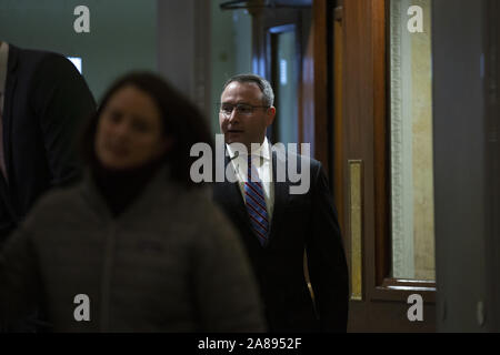 Washington, District de Columbia, Etats-Unis. Nov 7, 2019. Le Lieutenant-colonel Alexander Vindman, un officier de l'armée au Conseil national de sécurité, arrive à la capitale américaine le jeudi 7 novembre 2019, d'examiner les transcriptions de son témoignage à huis clos devant les comités de la Chambre le mardi 29 octobre 2019, sur la colline du Capitole à Washington, DC, U.S. Credit : Stefani Reynolds/CNP Crédit : Stefani Reynolds/CNP/ZUMA/Alamy Fil Live News Banque D'Images