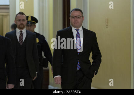 Washington, District de Columbia, Etats-Unis. Nov 7, 2019. Le Lieutenant-colonel Alexander Vindman, un officier de l'armée au Conseil National de Sécurité, droit, arrive à la capitale américaine le jeudi 7 novembre 2019, d'examiner les transcriptions de son témoignage à huis clos devant les comités de la Chambre le mardi 29 octobre 2019, sur la colline du Capitole à Washington, DC, U.S. Credit : Stefani Reynolds/CNP Crédit : Stefani Reynolds/CNP/ZUMA/Alamy Fil Live News Banque D'Images