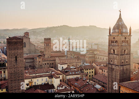 Bologna, paysage urbain et des bâtiments au coucher du soleil, la cathédrale San Pietro Bell Tower et la colline San Luca. Emilie Romagne, Italie Banque D'Images