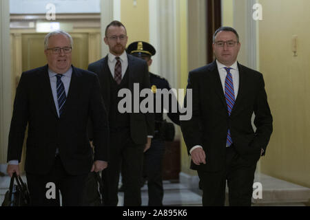 Washington, District de Columbia, Etats-Unis. Nov 7, 2019. Le Lieutenant-colonel Alexander Vindman, un officier de l'armée au Conseil National de Sécurité, droit, arrive à la capitale américaine le jeudi 7 novembre 2019, d'examiner les transcriptions de son témoignage à huis clos devant les comités de la Chambre le mardi 29 octobre 2019, sur la colline du Capitole à Washington, DC, U.S. Credit : Stefani Reynolds/CNP Crédit : Stefani Reynolds/CNP/ZUMA/Alamy Fil Live News Banque D'Images