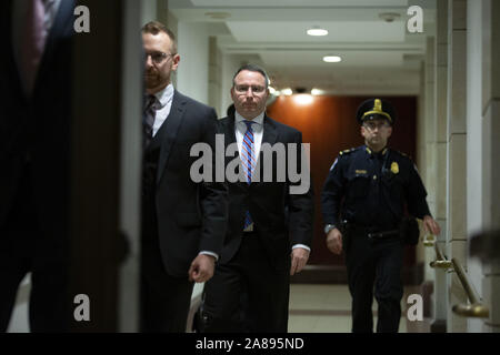 Washington, District de Columbia, Etats-Unis. Nov 7, 2019. Le Lieutenant-colonel Alexander Vindman, un officier de l'armée au Conseil National de Sécurité, centre, arrive à la capitale américaine le jeudi 7 novembre 2019, d'examiner les transcriptions de son témoignage à huis clos devant les comités de la Chambre le mardi 29 octobre 2019, sur la colline du Capitole à Washington, DC, U.S. Credit : Stefani Reynolds/CNP Crédit : Stefani Reynolds/CNP/ZUMA/Alamy Fil Live News Banque D'Images