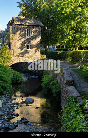 Bridge House sur pont sur la rivière Beck Stock avec la réflexion de la lumière du soleil du soir à Ambleside Lake District Angleterre Banque D'Images