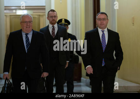 Le Lieutenant-colonel Alexander Vindman, un officier de l'armée au Conseil National de Sécurité, droit, arrive à la capitale américaine le jeudi 7 novembre 2019, d'examiner les transcriptions de son témoignage à huis clos devant les comités de la Chambre le mardi 29 octobre 2019, sur la colline du Capitole à Washington, DC, U.S. Credit : Stefani Reynolds/CNP | conditions dans le monde entier Banque D'Images