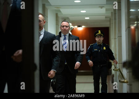 Le Lieutenant-colonel Alexander Vindman, un officier de l'armée au Conseil National de Sécurité, centre, arrive à la capitale américaine le jeudi 7 novembre 2019, d'examiner les transcriptions de son témoignage à huis clos devant les comités de la Chambre le mardi 29 octobre 2019, sur la colline du Capitole à Washington, DC, U.S. Credit : Stefani Reynolds/CNP | conditions dans le monde entier Banque D'Images