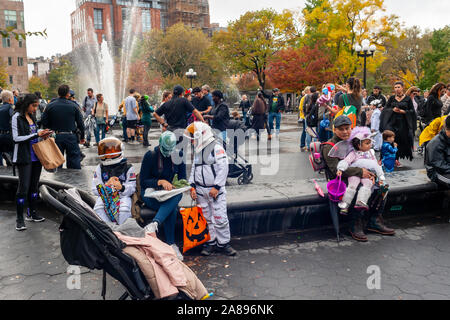 Des centaines d'adultes et d'enfants à Washington Square Park à Greenwich Village à New York le jeudi 31 octobre, 2019 En mars La 29e parade Halloween pour enfants. L'enfant et à la famille annuel défilé sympathique rassemble dans le parc à l'arche et des marches autour du parc se termine par une célébration à l'Université de New York. (© Richard B. Levine) Banque D'Images