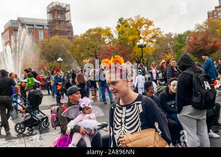 Des centaines d'adultes et d'enfants à Washington Square Park à Greenwich Village à New York le jeudi 31 octobre, 2019 En mars La 29e parade Halloween pour enfants. L'enfant et à la famille annuel défilé sympathique rassemble dans le parc à l'arche et des marches autour du parc se termine par une célébration à l'Université de New York. (© Richard B. Levine) Banque D'Images