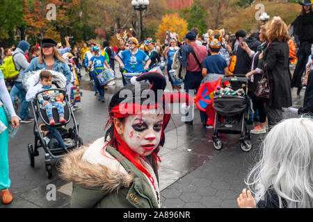 Des centaines d'adultes et d'enfants à Washington Square Park à Greenwich Village à New York le jeudi 31 octobre, 2019 En mars La 29e parade Halloween pour enfants. L'enfant et à la famille annuel défilé sympathique rassemble dans le parc à l'arche et des marches autour du parc se termine par une célébration à l'Université de New York. (© Richard B. Levine) Banque D'Images