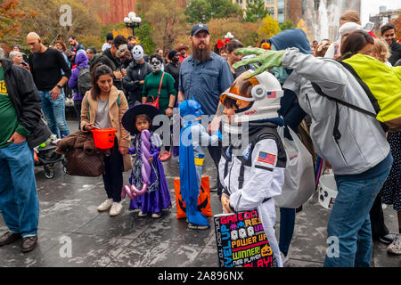 Des centaines d'adultes et d'enfants à Washington Square Park à Greenwich Village à New York le jeudi 31 octobre, 2019 En mars La 29e parade Halloween pour enfants. L'enfant et à la famille annuel défilé sympathique rassemble dans le parc à l'arche et des marches autour du parc se termine par une célébration à l'Université de New York. (© Richard B. Levine) Banque D'Images