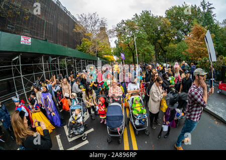 Des centaines d'adultes et d'enfants à Washington Square Park à Greenwich Village à New York le jeudi 31 octobre, 2019 En mars La 29e parade Halloween pour enfants. L'enfant et à la famille annuel défilé sympathique rassemble dans le parc à l'arche et des marches autour du parc se termine par une célébration à l'Université de New York. (© Richard B. Levine) Banque D'Images