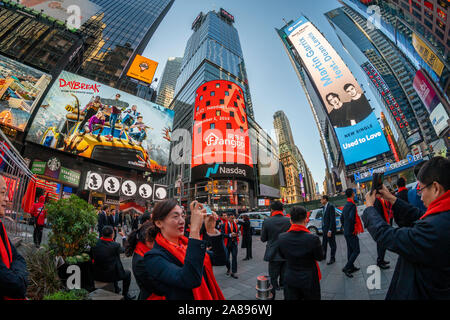 Employés avec leurs familles et amis se rassemblent à l'écran vidéo géant sur le Nasdaq Stock Exchange à Times Square à New York décorées pour les débuts de l'FangDD Network Group (DUO) Premier appel public à l'épargne le vendredi, 1 novembre 2019. FangDD est un groupe de réseau en ligne un marché immobilier en Chine offrant des outils sur une plate-forme mobile pour les agents immobiliers. (© Richard B. Levine) Banque D'Images