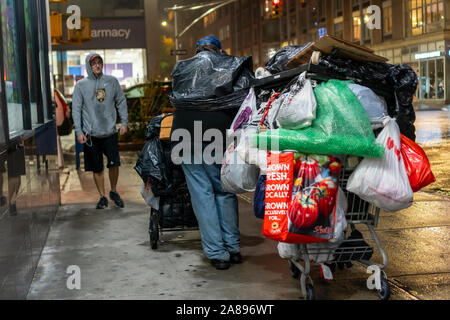 Un sans-abri avec ses biens dans le quartier de Chelsea, New York le mardi, Octobre 29, 2019. (© Richard B. Levine) Banque D'Images