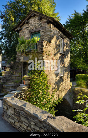 17e siècle Stone Bridge House en stock chevauchant la lumière du soleil du soir Beck dans le village d'Ambleside Cumbria England Lake District National Park Banque D'Images