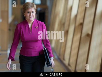 Edinburgh, Royaume-Uni. Nov 7, 2019. Sur la photo : Nicola Sturgeon MSP - Premier Ministre de l'Écosse et Leader du Parti national écossais (SNP). Session hebdomadaire des premiers ministres des questions dans l'hémicycle à Holyrood. Crédit : Colin Fisher/Alamy Live News Banque D'Images