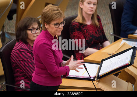 Edinburgh, Royaume-Uni. Nov 7, 2019. Sur la photo : Nicola Sturgeon MSP - Premier Ministre de l'Écosse et Leader du Parti national écossais (SNP). Session hebdomadaire des premiers ministres des questions dans l'hémicycle à Holyrood. Crédit : Colin Fisher/Alamy Live News Banque D'Images