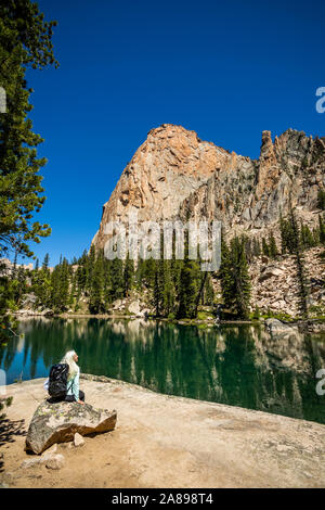 Femme au bord de la rivière dans les montagnes Sawtooth à Stanley, Idaho, États-Unis Banque D'Images