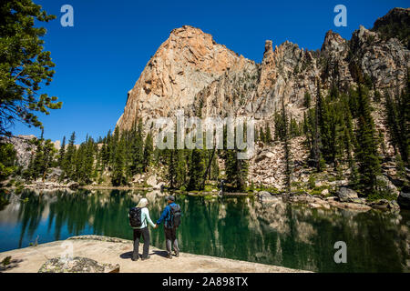 Couple tenant la main par la rivière dans les montagnes Sawtooth à Stanley, Idaho, États-Unis Banque D'Images