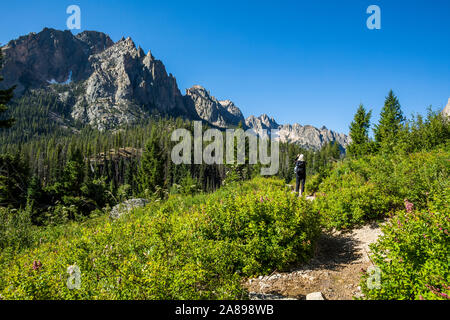 Femme randonnée dans les montagnes Sawtooth à Stanley, Idaho, États-Unis Banque D'Images