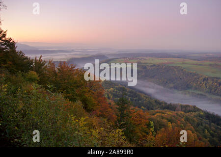 Wutachflühen (avec le brouillard), vue de Genève près de Blumberg au lever du soleil, automne, Forêt Noire, Allemagne Banque D'Images