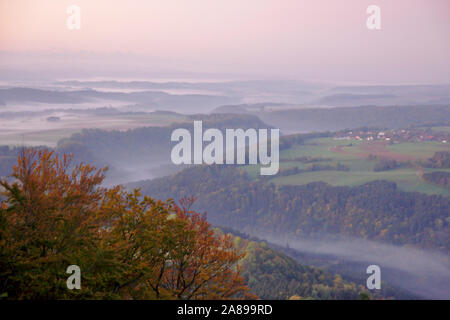 Wutachflühen (avec le brouillard), vue de Genève près de Blumberg au lever du soleil, automne, Forêt Noire, Allemagne Banque D'Images